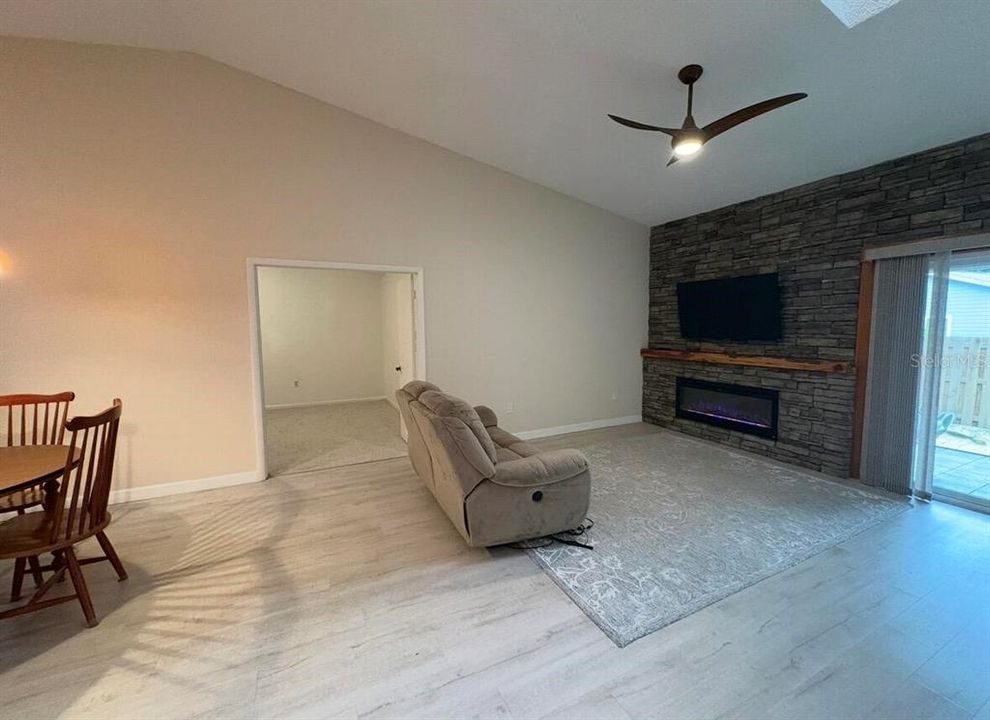 En Venta: $285,000 (3 camas, 2 baños, 1350 Pies cuadrados)