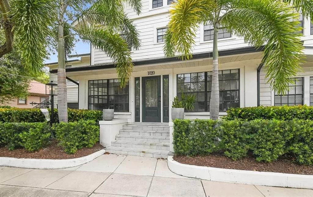 For Rent: $3,200 (1 beds, 1 baths, 1000 Square Feet)