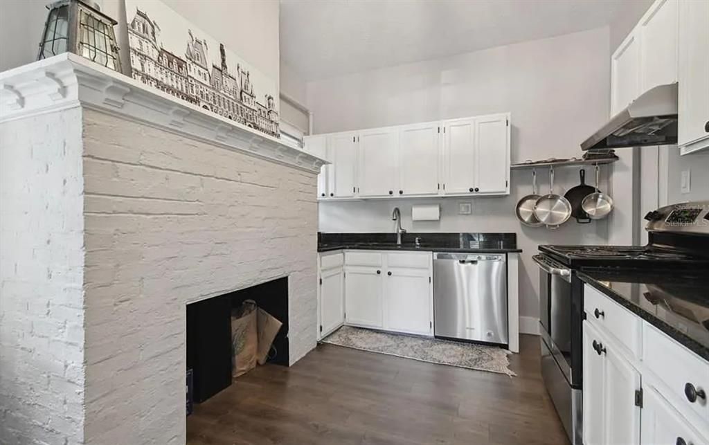 For Rent: $3,200 (1 beds, 1 baths, 1000 Square Feet)