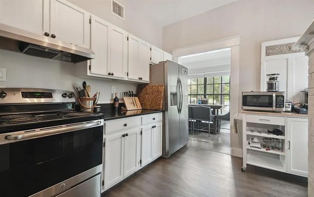 For Rent: $3,200 (1 beds, 1 baths, 1000 Square Feet)