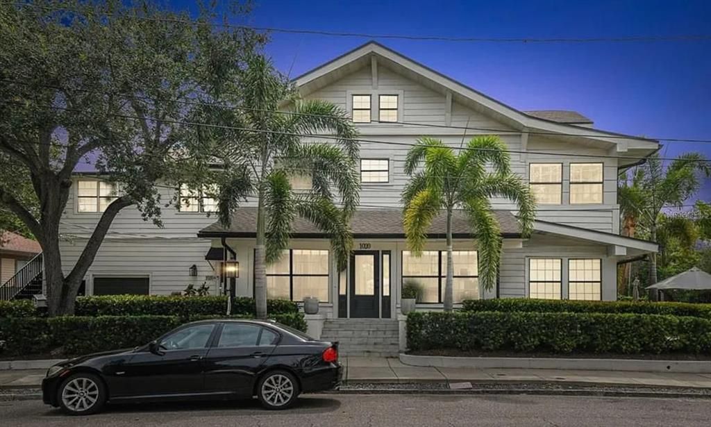 For Rent: $3,200 (1 beds, 1 baths, 1000 Square Feet)