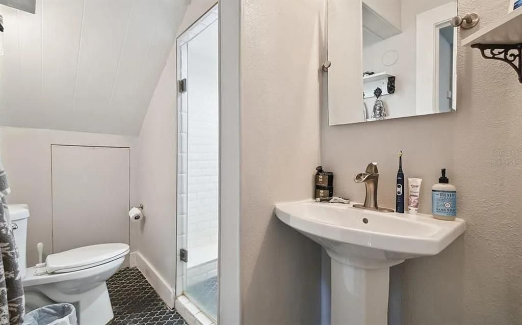 For Rent: $3,200 (1 beds, 1 baths, 1000 Square Feet)