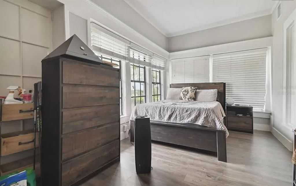 For Rent: $3,200 (1 beds, 1 baths, 1000 Square Feet)