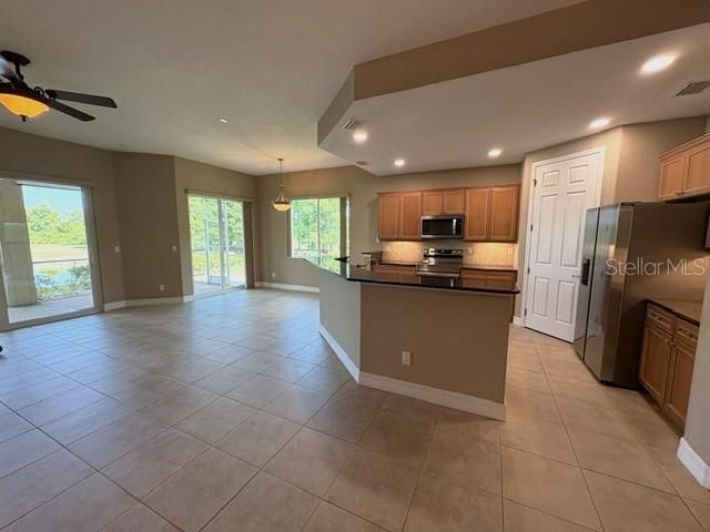 En Renta: $2,495 (3 camas, 2 baños, 1860 Pies cuadrados)