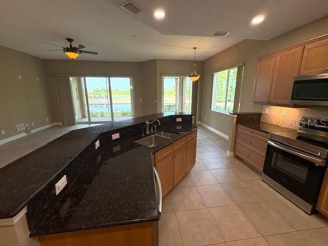 En Renta: $2,495 (3 camas, 2 baños, 1860 Pies cuadrados)
