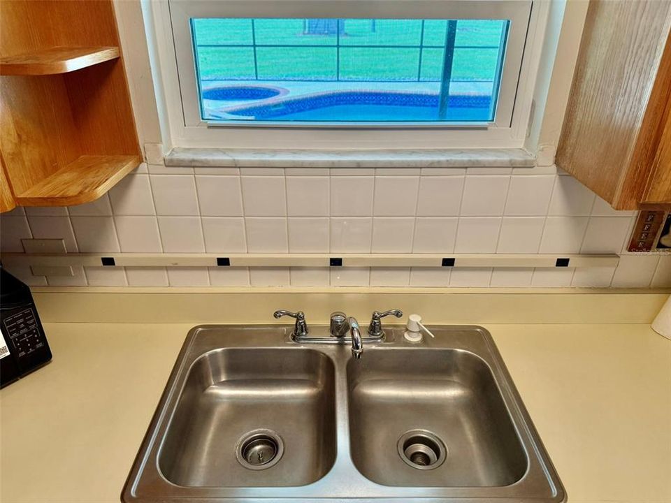 Под контрактом: $399,999 (3 спален, 2 ванн, 1156 Квадратных фут)