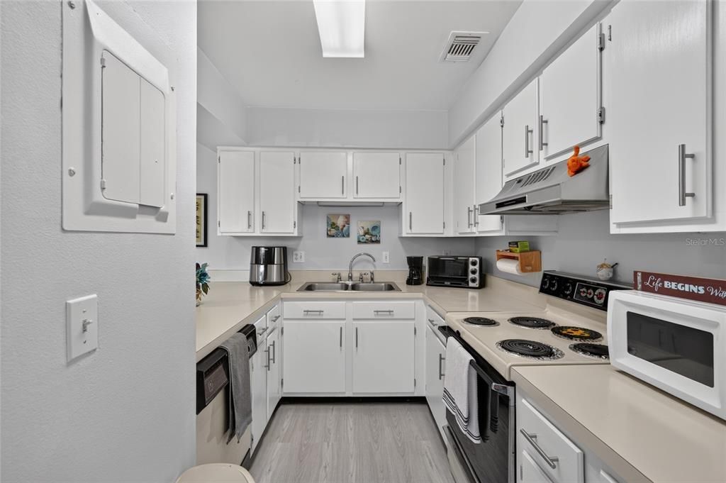 На продажу: $244,999 (2 спален, 1 ванн, 1156 Квадратных фут)