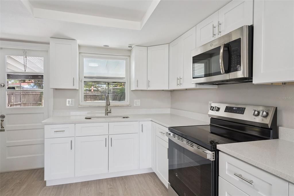 Под контрактом: $399,900 (4 спален, 2 ванн, 1849 Квадратных фут)