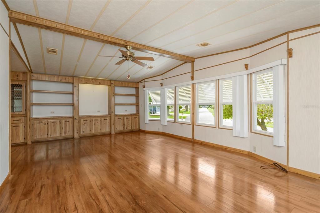 Activo con contrato: $155,000 (2 camas, 2 baños, 1456 Pies cuadrados)