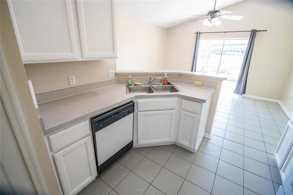 Activo con contrato: $320,000 (3 camas, 2 baños, 1294 Pies cuadrados)