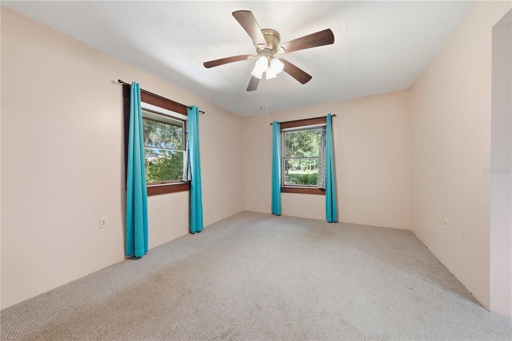 For Sale: $279,900 (4 beds, 2 baths, 1605 Square Feet)