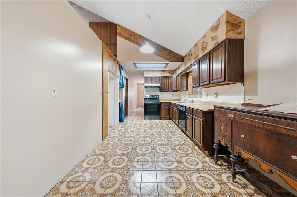 For Sale: $279,900 (4 beds, 2 baths, 1605 Square Feet)