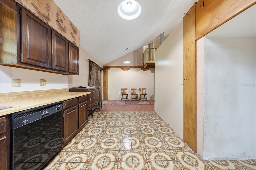 For Sale: $279,900 (4 beds, 2 baths, 1605 Square Feet)