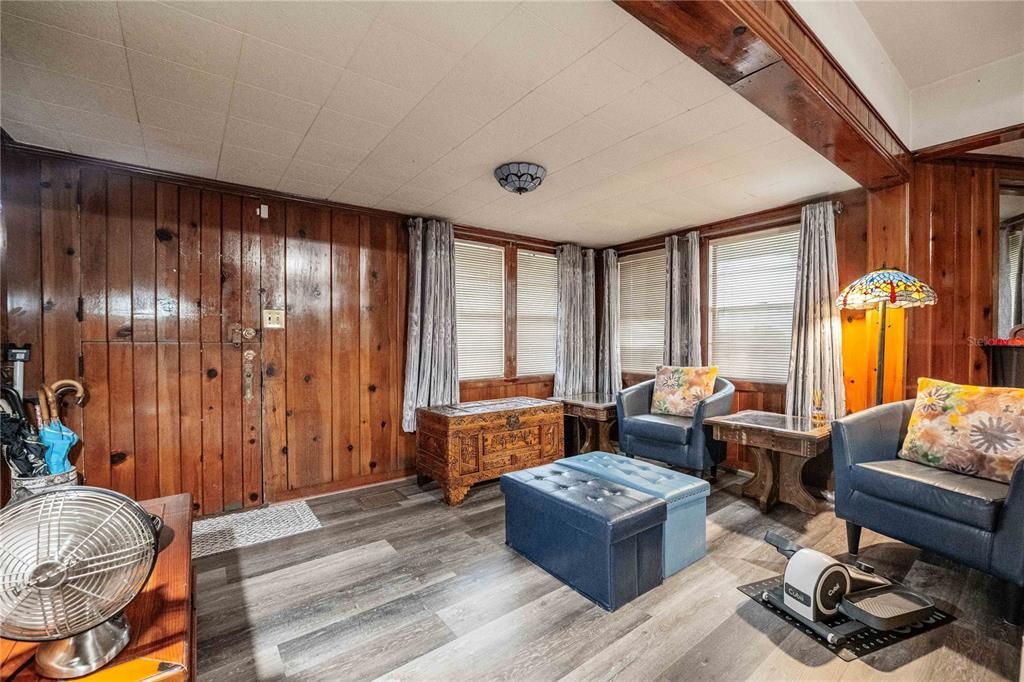 На продажу: $329,900 (3 спален, 2 ванн, 1828 Квадратных фут)