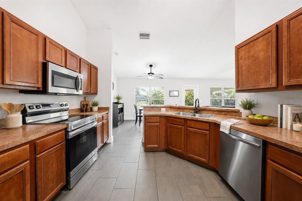 На продажу: $315,000 (4 спален, 2 ванн, 1788 Квадратных фут)