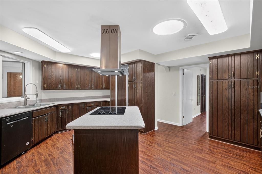 En Venta: $679,900 (3 camas, 2 baños, 4009 Pies cuadrados)