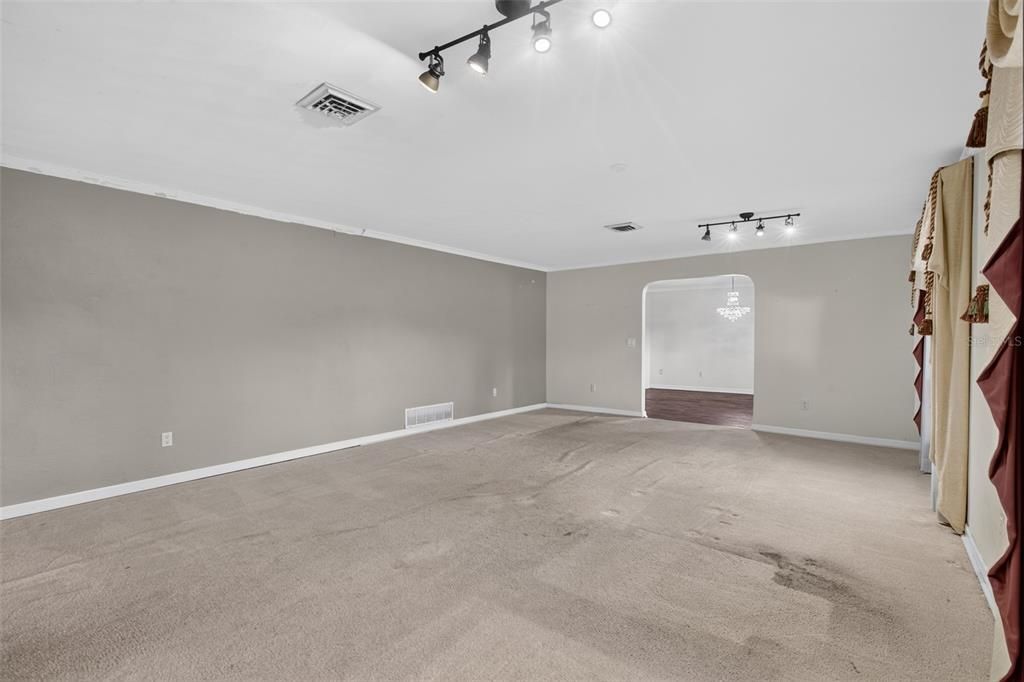 En Venta: $679,900 (3 camas, 2 baños, 4009 Pies cuadrados)