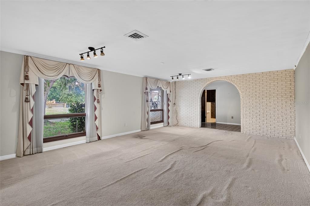 En Venta: $679,900 (3 camas, 2 baños, 4009 Pies cuadrados)