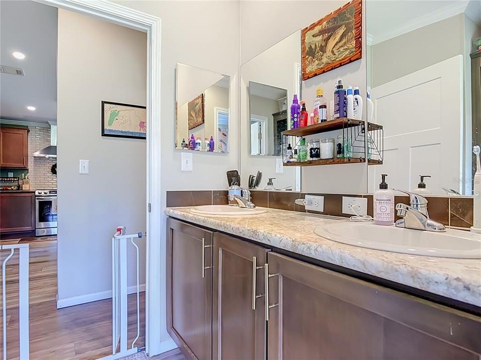 En Venta: $675,000 (4 camas, 3 baños, 2340 Pies cuadrados)