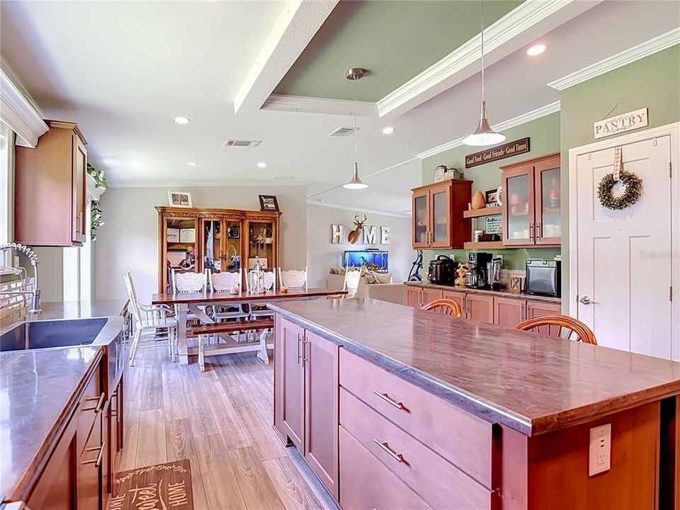 En Venta: $675,000 (4 camas, 3 baños, 2340 Pies cuadrados)