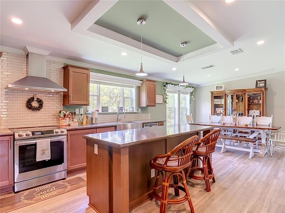 En Venta: $675,000 (4 camas, 3 baños, 2340 Pies cuadrados)