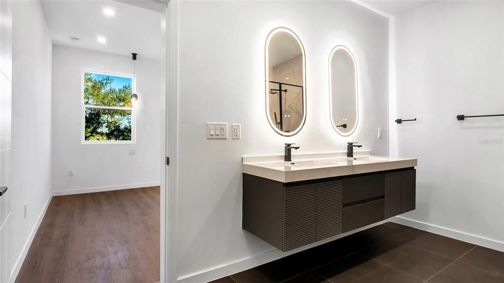 En Venta: $739,999 (3 camas, 3 baños, 2280 Pies cuadrados)