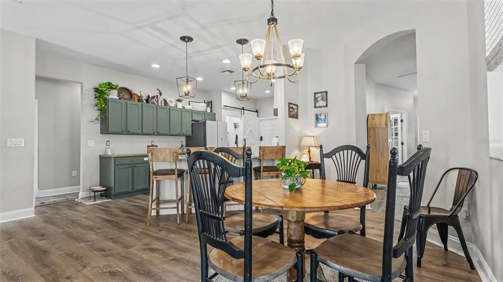 Под контрактом: $475,000 (4 спален, 2 ванн, 2286 Квадратных фут)
