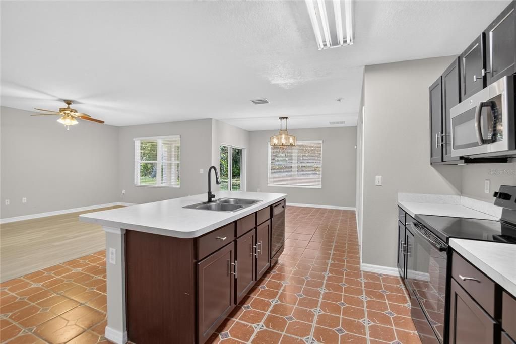 For Sale: $325,000 (3 beds, 2 baths, 1676 Square Feet)