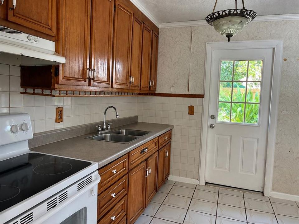 For Sale: $230,000 (3 beds, 1 baths, 1282 Square Feet)