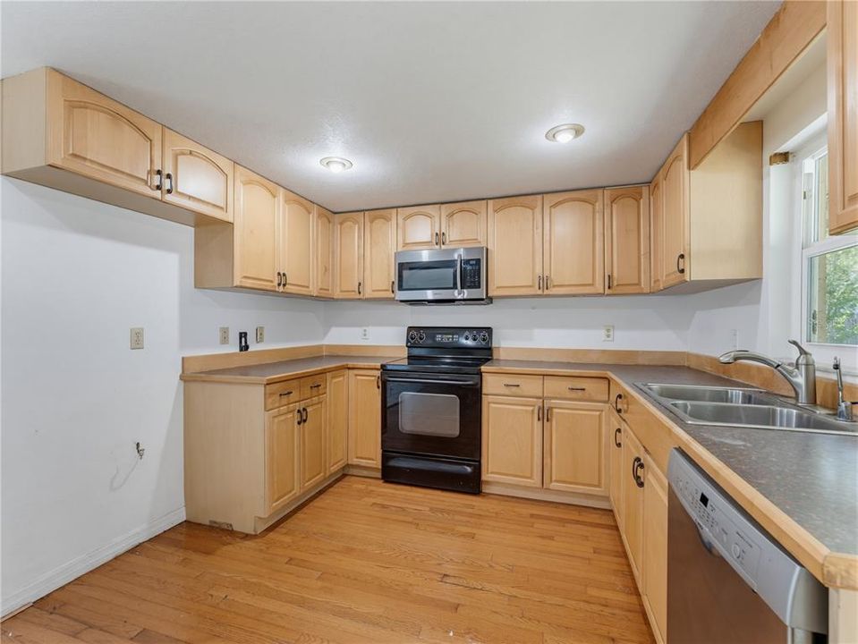 На продажу: $249,950 (3 спален, 2 ванн, 1584 Квадратных фут)