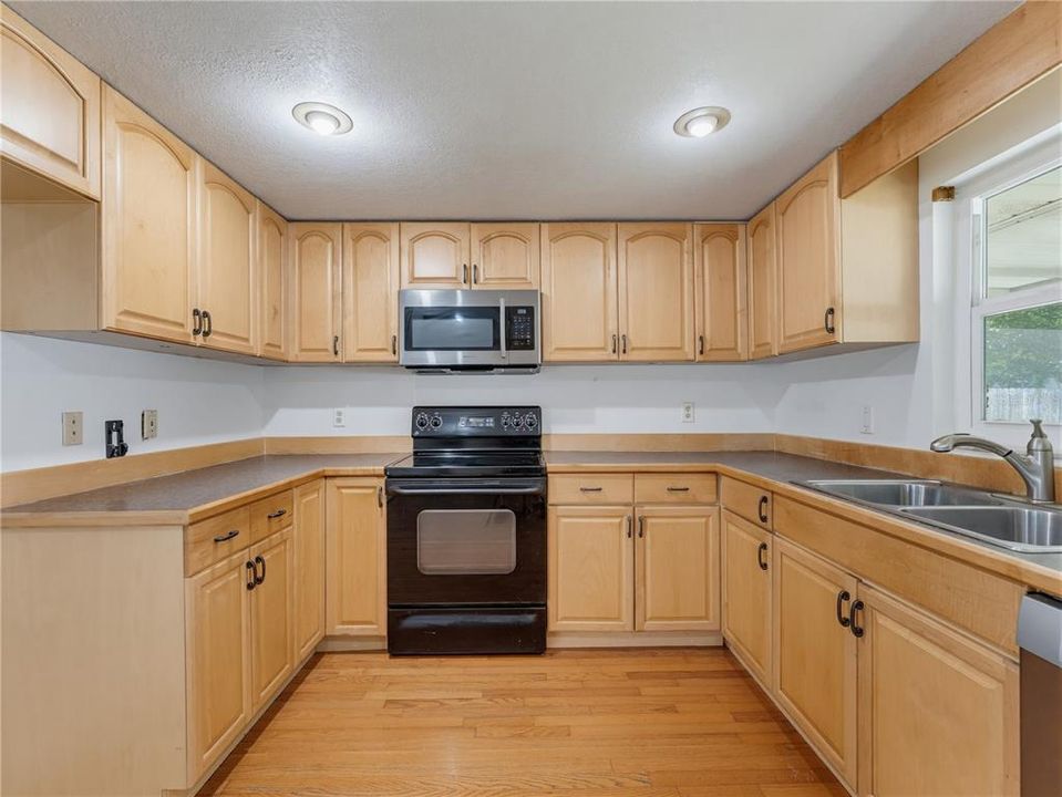 На продажу: $249,950 (3 спален, 2 ванн, 1584 Квадратных фут)
