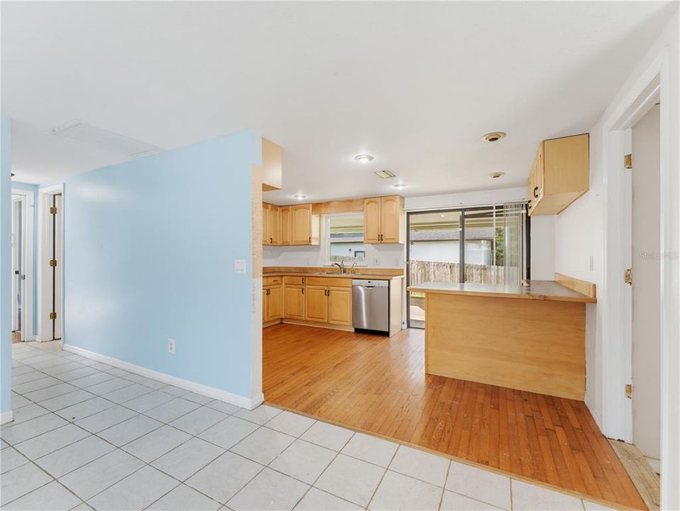 На продажу: $249,950 (3 спален, 2 ванн, 1584 Квадратных фут)
