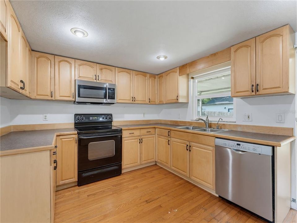 На продажу: $249,950 (3 спален, 2 ванн, 1584 Квадратных фут)