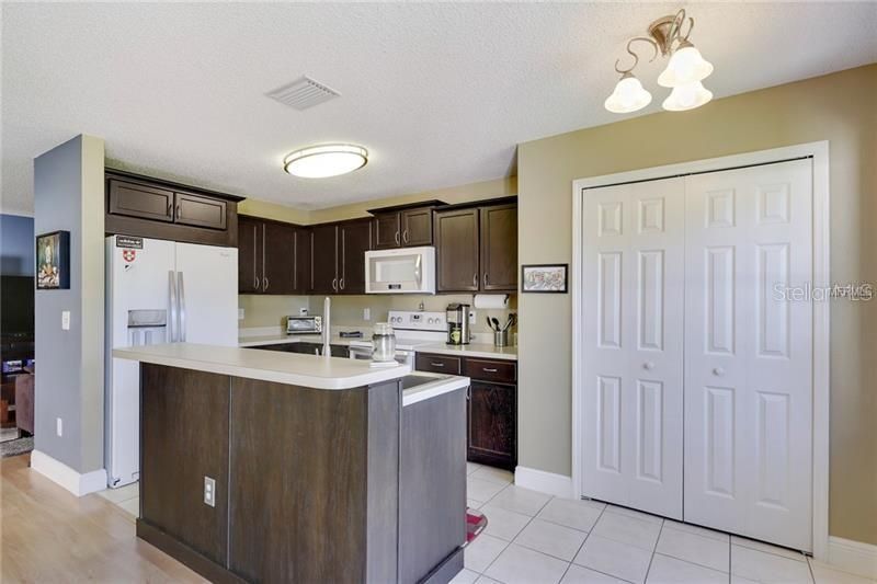 For Rent: $2,225 (3 beds, 2 baths, 1868 Square Feet)