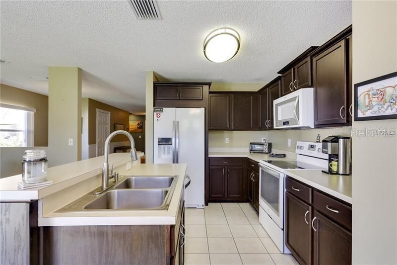 For Rent: $2,225 (3 beds, 2 baths, 1868 Square Feet)