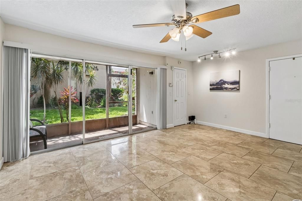 For Sale: $94,900 (1 beds, 1 baths, 682 Square Feet)