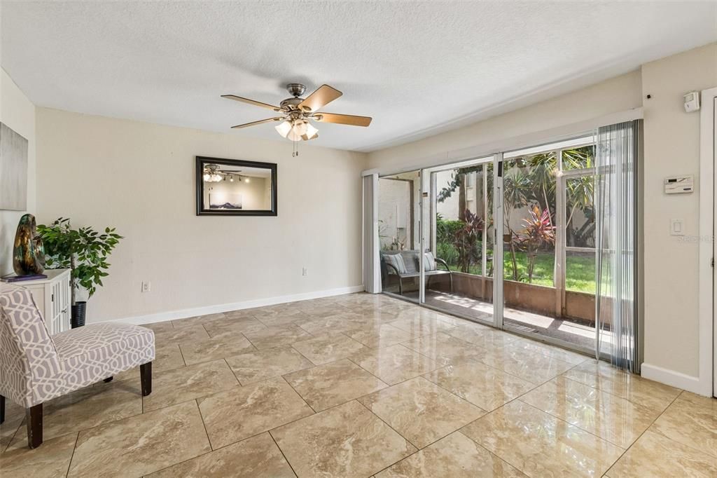 For Sale: $94,900 (1 beds, 1 baths, 682 Square Feet)