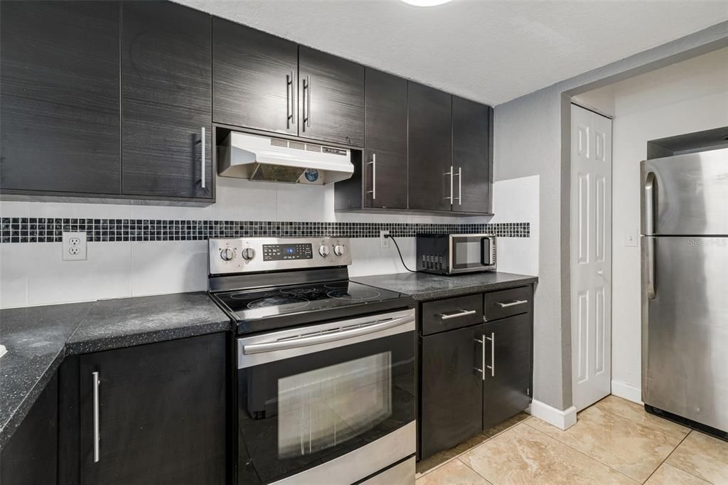 For Sale: $94,900 (1 beds, 1 baths, 682 Square Feet)
