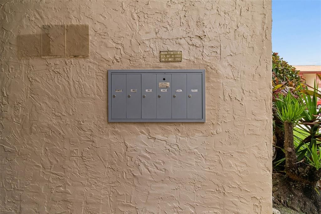 For Sale: $94,900 (1 beds, 1 baths, 682 Square Feet)
