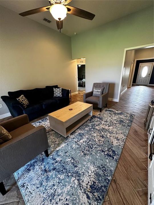 В аренду: $2,600 (4 спален, 2 ванн, 1811 Квадратных фут)