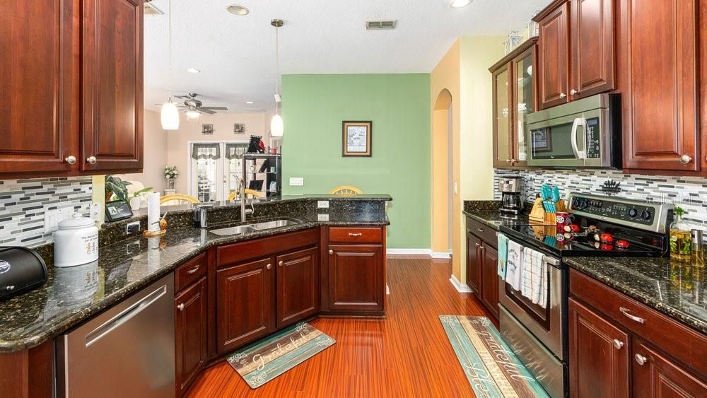 En Venta: $329,900 (4 camas, 2 baños, 1845 Pies cuadrados)