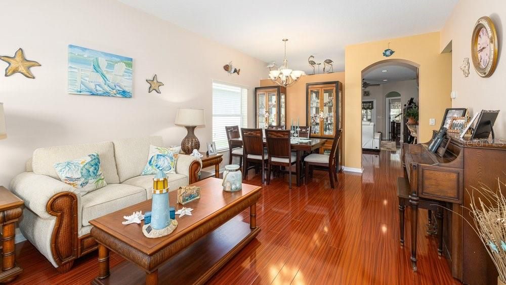 En Venta: $329,900 (4 camas, 2 baños, 1845 Pies cuadrados)