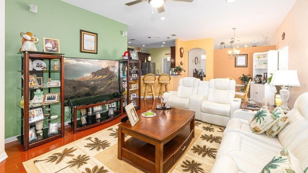 En Venta: $329,900 (4 camas, 2 baños, 1845 Pies cuadrados)