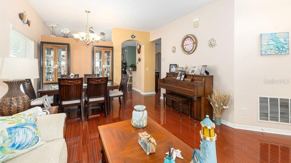 En Venta: $329,900 (4 camas, 2 baños, 1845 Pies cuadrados)