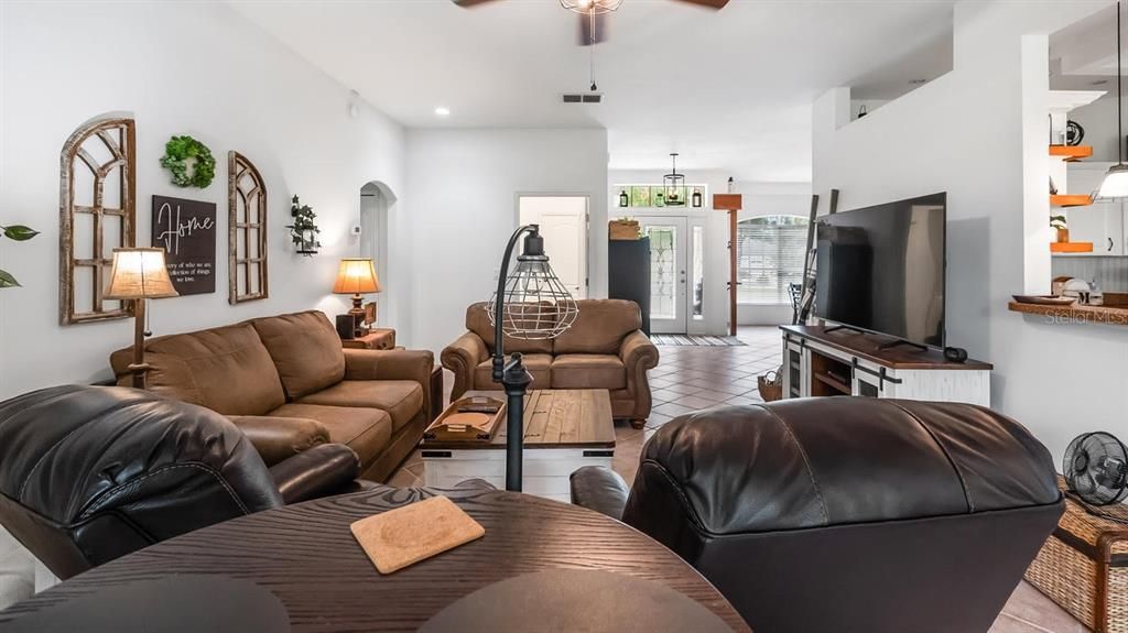 Activo con contrato: $429,900 (2 camas, 2 baños, 2107 Pies cuadrados)