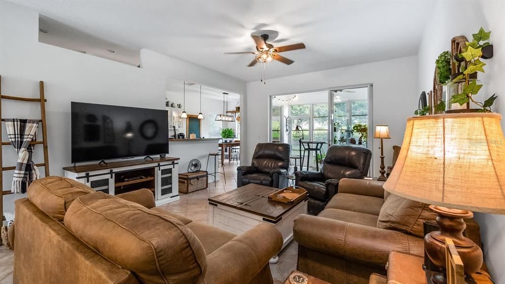 Activo con contrato: $429,900 (2 camas, 2 baños, 2107 Pies cuadrados)