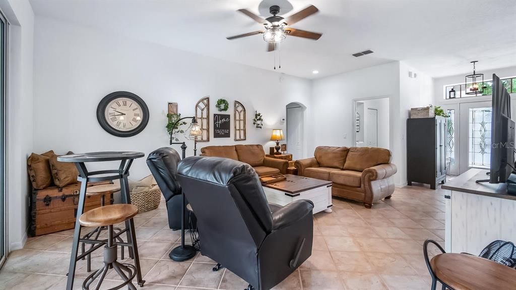 Activo con contrato: $429,900 (2 camas, 2 baños, 2107 Pies cuadrados)
