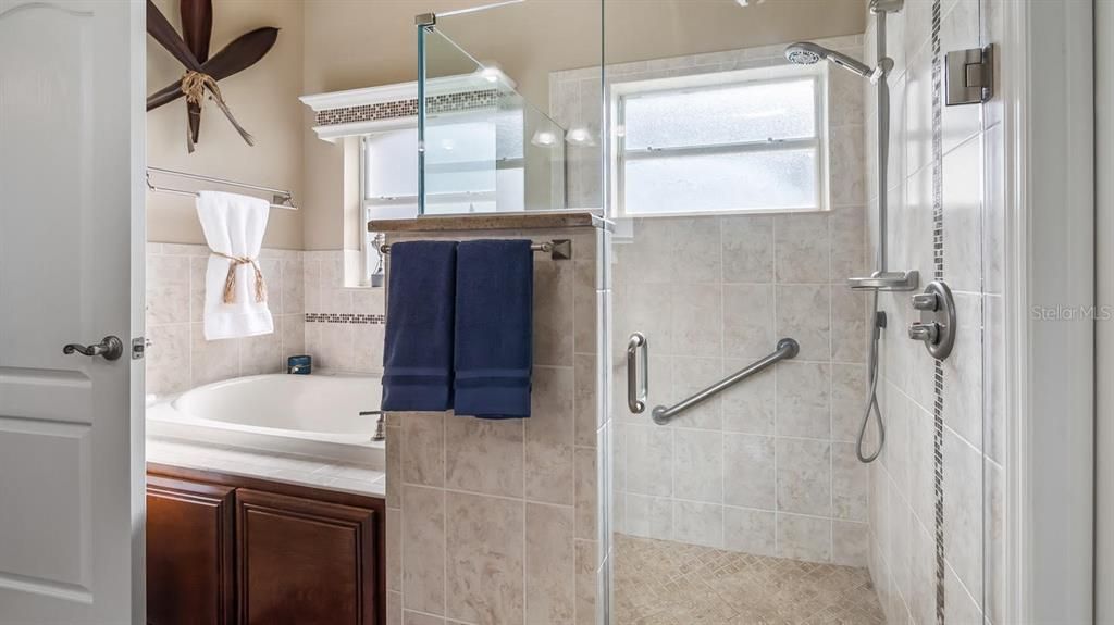 Activo con contrato: $429,900 (2 camas, 2 baños, 2107 Pies cuadrados)