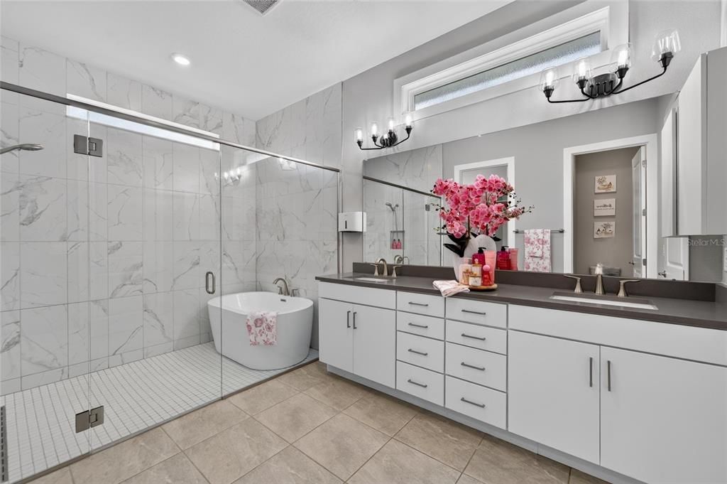 En Venta: $995,990 (5 camas, 4 baños, 3271 Pies cuadrados)