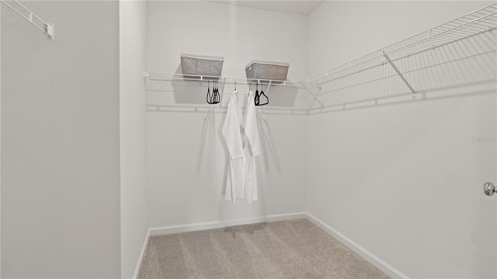 Activo con contrato: $299,990 (5 camas, 2 baños, 2326 Pies cuadrados)
